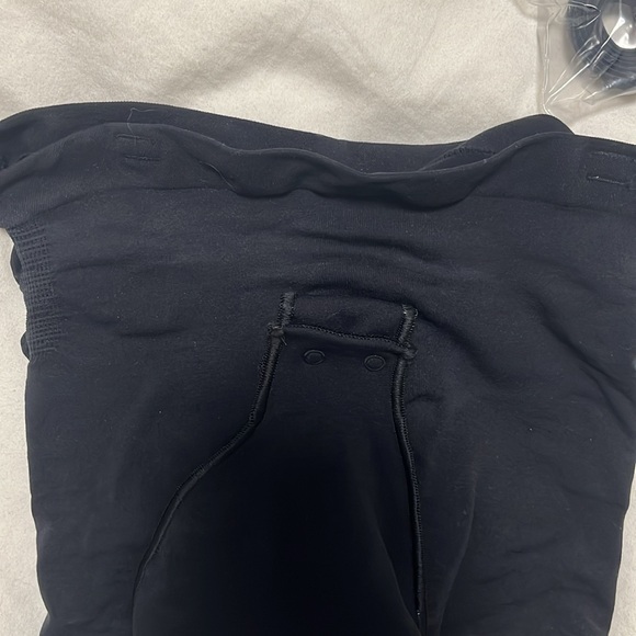 NWOT: Skims seamless sculpt straplesss thong bodysuit - Picture 4 of 5